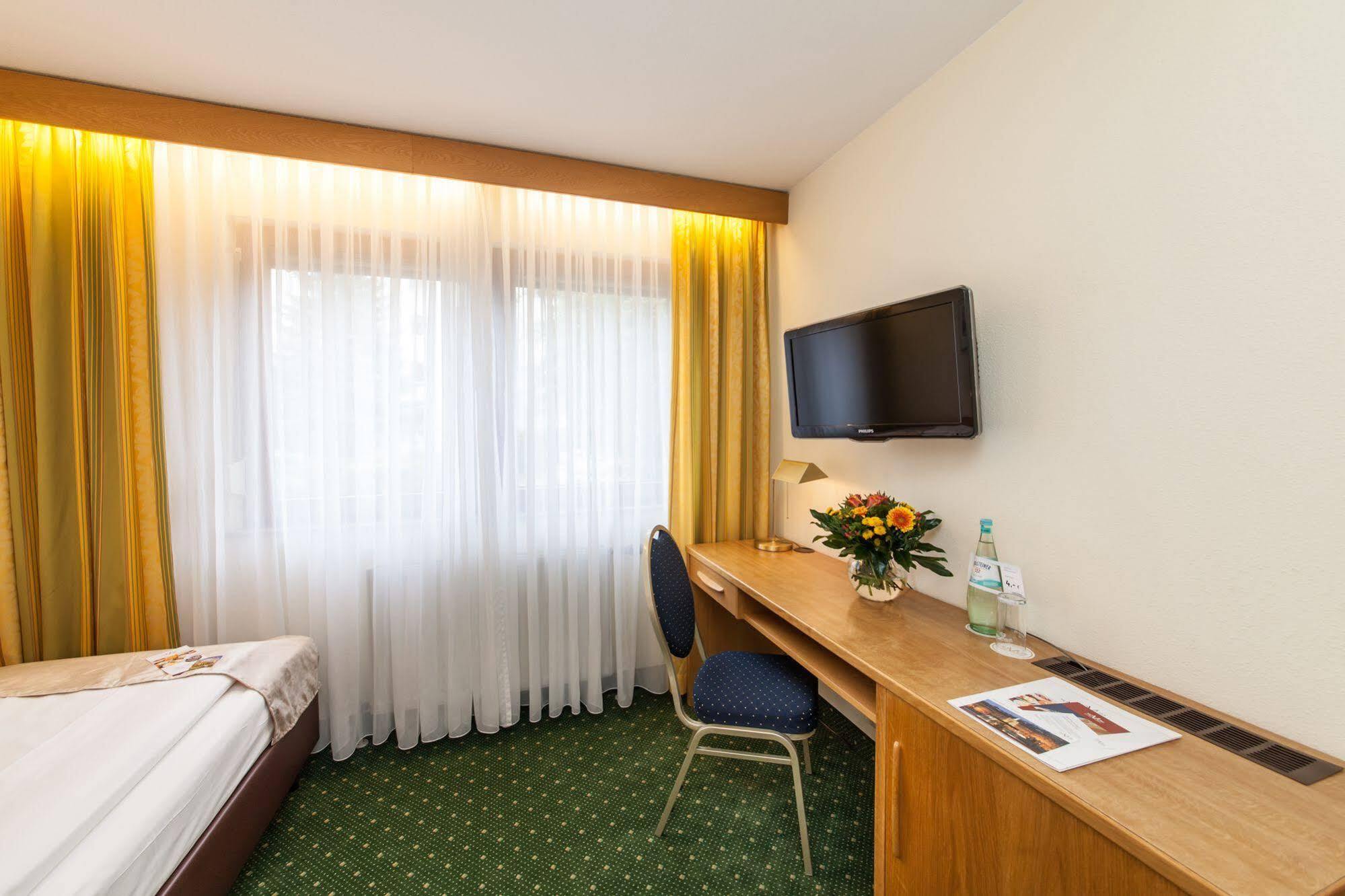Hotel Strohgaeu Корнталь-Мюнхінген Екстер'єр фото
